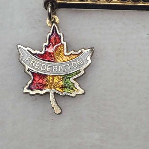 Vintage Canada Fredericton Maple Leaf Souvenir Pin Gold Tone Enamel Dangle - Picture 3 of 6